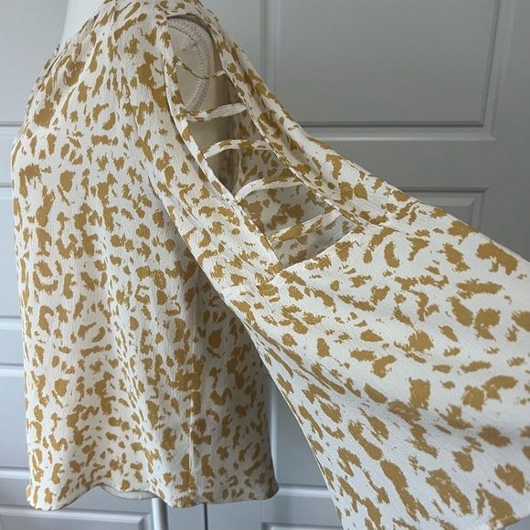 Jennifer Lopez White Tan Animal Print Blouse Cutout Sleeve‎ V-Neck Long Sleeve - Picture 3 of 8